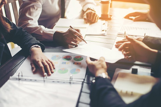 Business People Meeting Design Ideas Concept. business planning suivi de la performance systeme management de l'énergie mise en place ISO